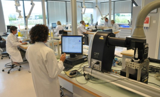 Laborantin(e)s effectuant des tests/mesures analytiques sur des produits
