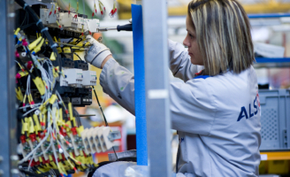 Vue intérieure - 1 femme en train de travailler