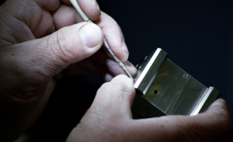 Opération d'ébavurage d'une pièce