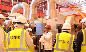 Visiteurs dans la salle des machines de la centrale nucléaire de Penly