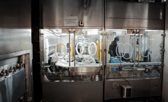 Ligne de production dans un environnement stérile