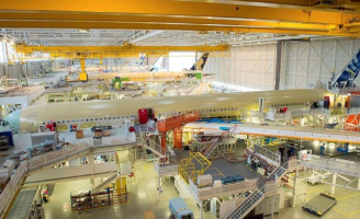 Les morceaux d’avion sont fabriqués dans différentes usines à travers le monde et amenés jusqu’à ces opérateurs qui assemblent les différents morceaux comme un puzzle. Il peut être produit en plusieurs exemplaires, parfois des milliers.