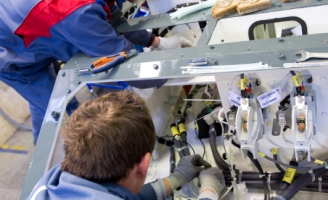 Vue intérieure - 3 collaborateurs dans l'usine