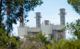 Vue sur les chaudières et cheminées des deux cycles combinés au gaz naturel